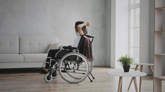 女人在轮椅上跳舞视频的预览图