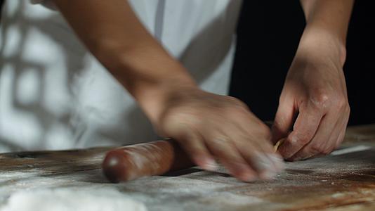 4k实拍中秋擀面杖和面制作月饼面皮视频的预览图