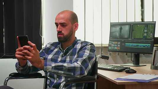 残疾视频摄影师使用智能手机在互联网上搜索视频的预览图