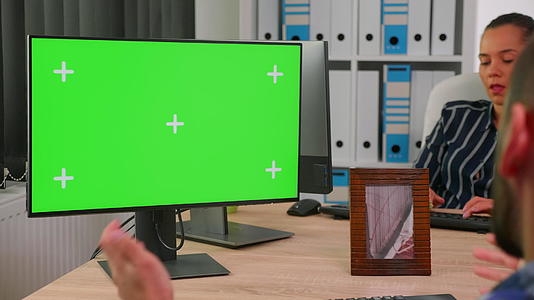 残疾商人使用带有染色键的计算机视频的预览图