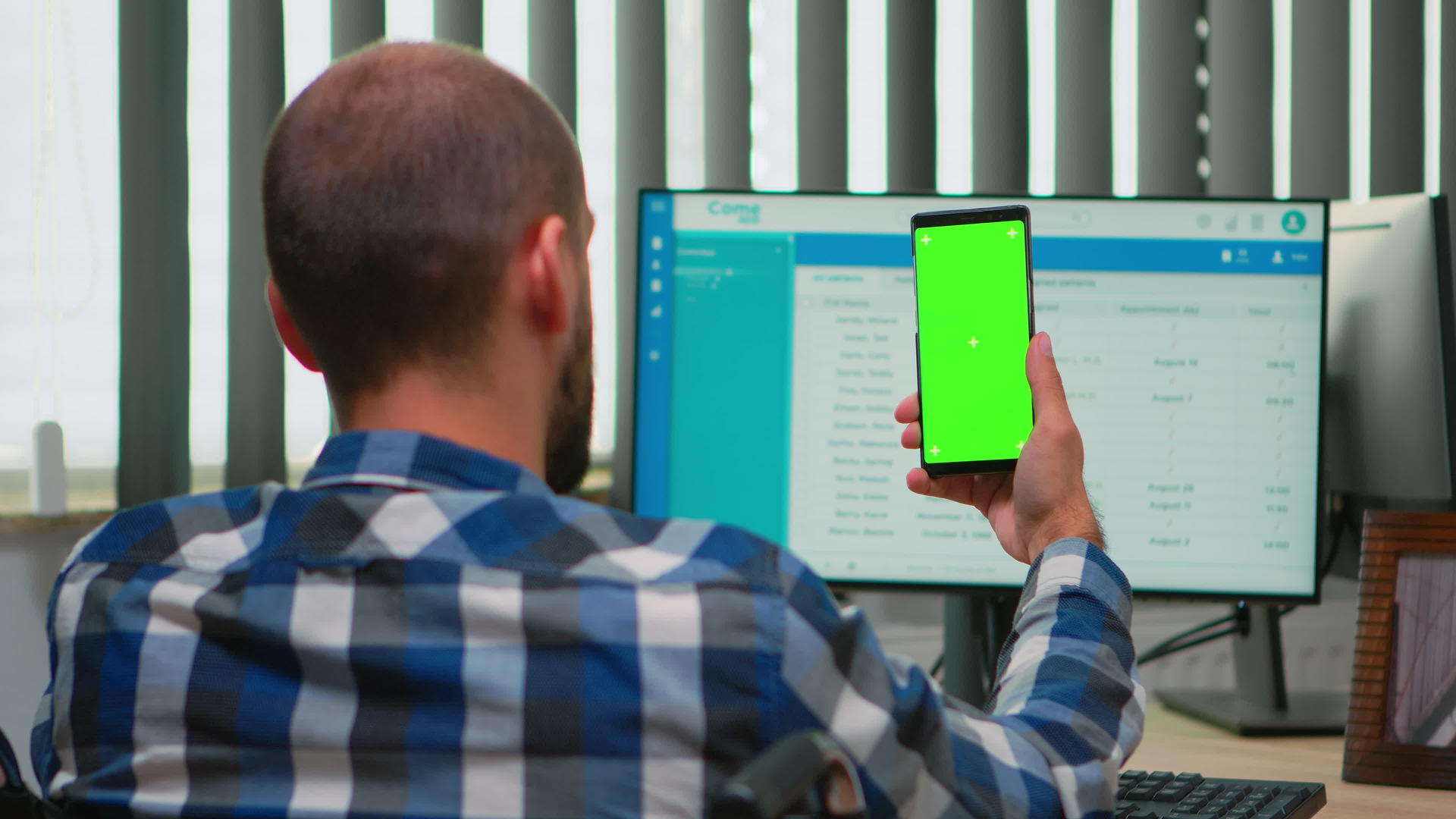商人使用带绿屏的智能手机轮椅视频的预览图