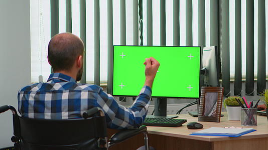 使用带有染色键的计算机轮椅的商人视频的预览图