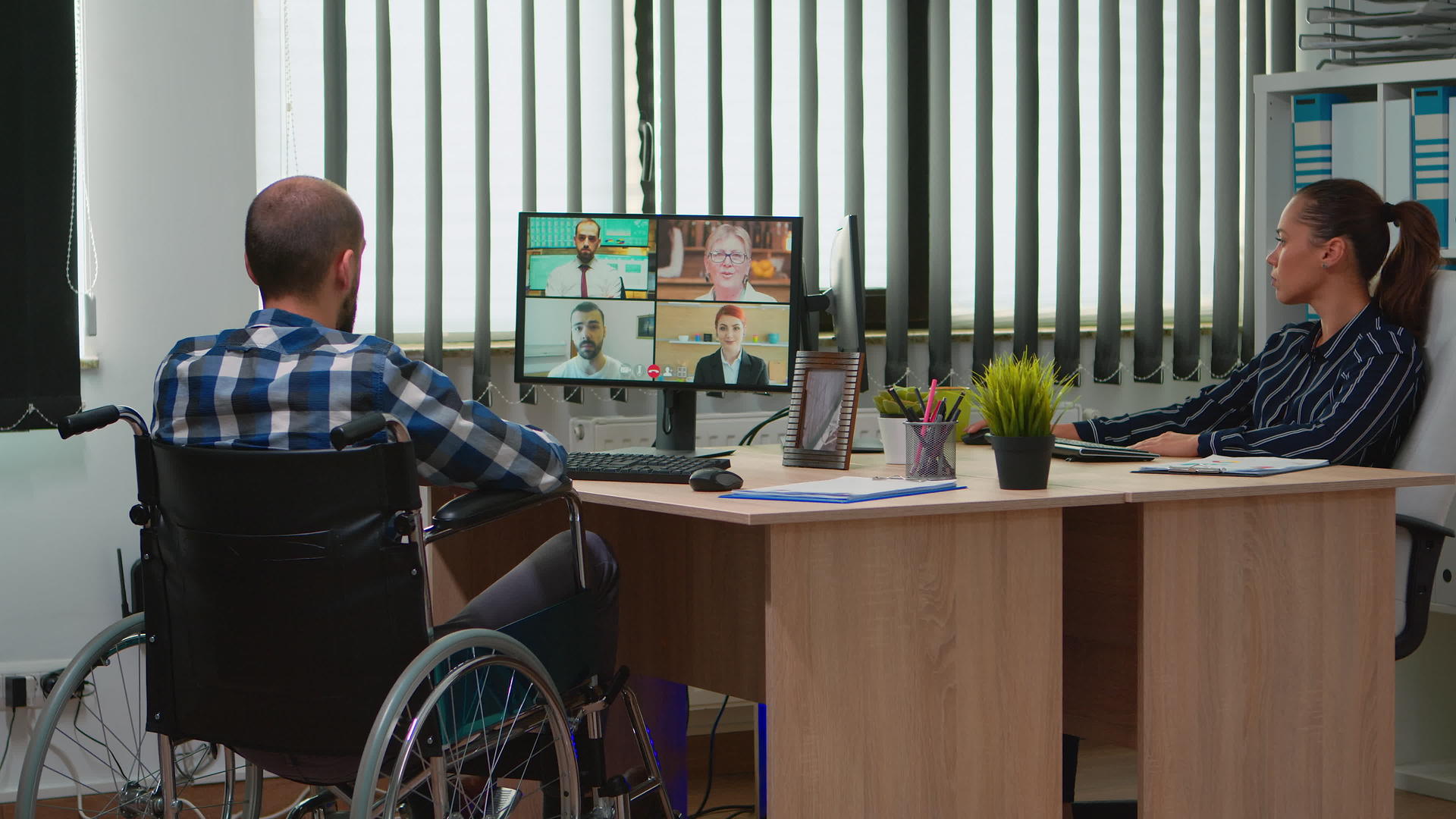 固定自由自由职业者在轮椅上使用视觉会议视频的预览图