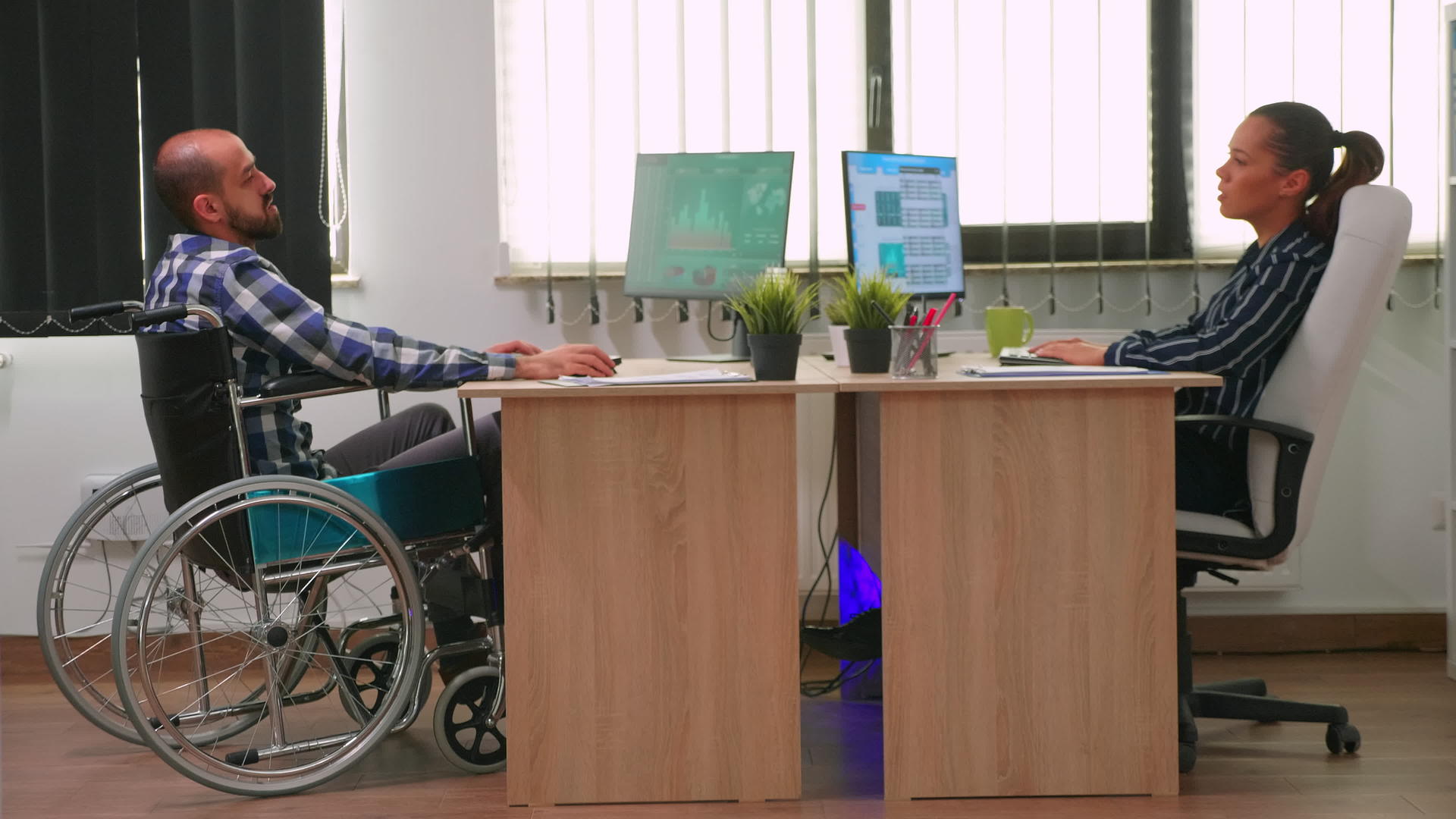 与瘫痪的同事交谈的女商人视频的预览图