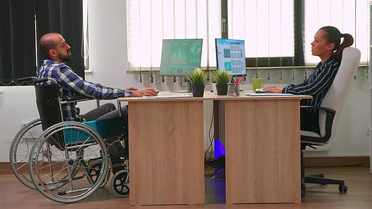 与瘫痪的同事交谈的女商人视频的预览图