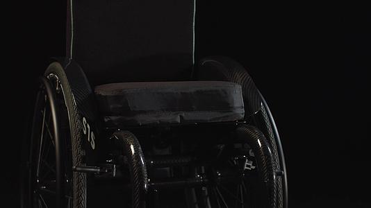 黑色和黑色轮椅的黑色背景视频的预览图