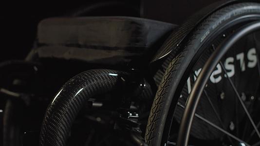 黑色和黑色轮椅的黑色背景视频的预览图