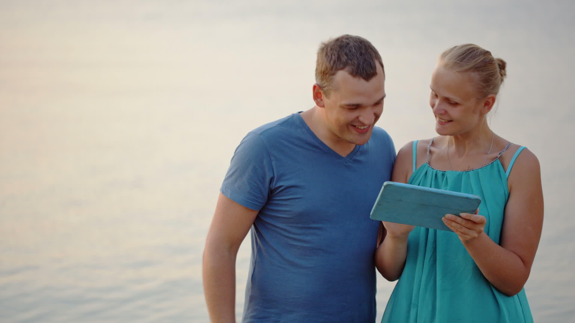 年轻夫妇在海上使用平板电脑视频的预览图