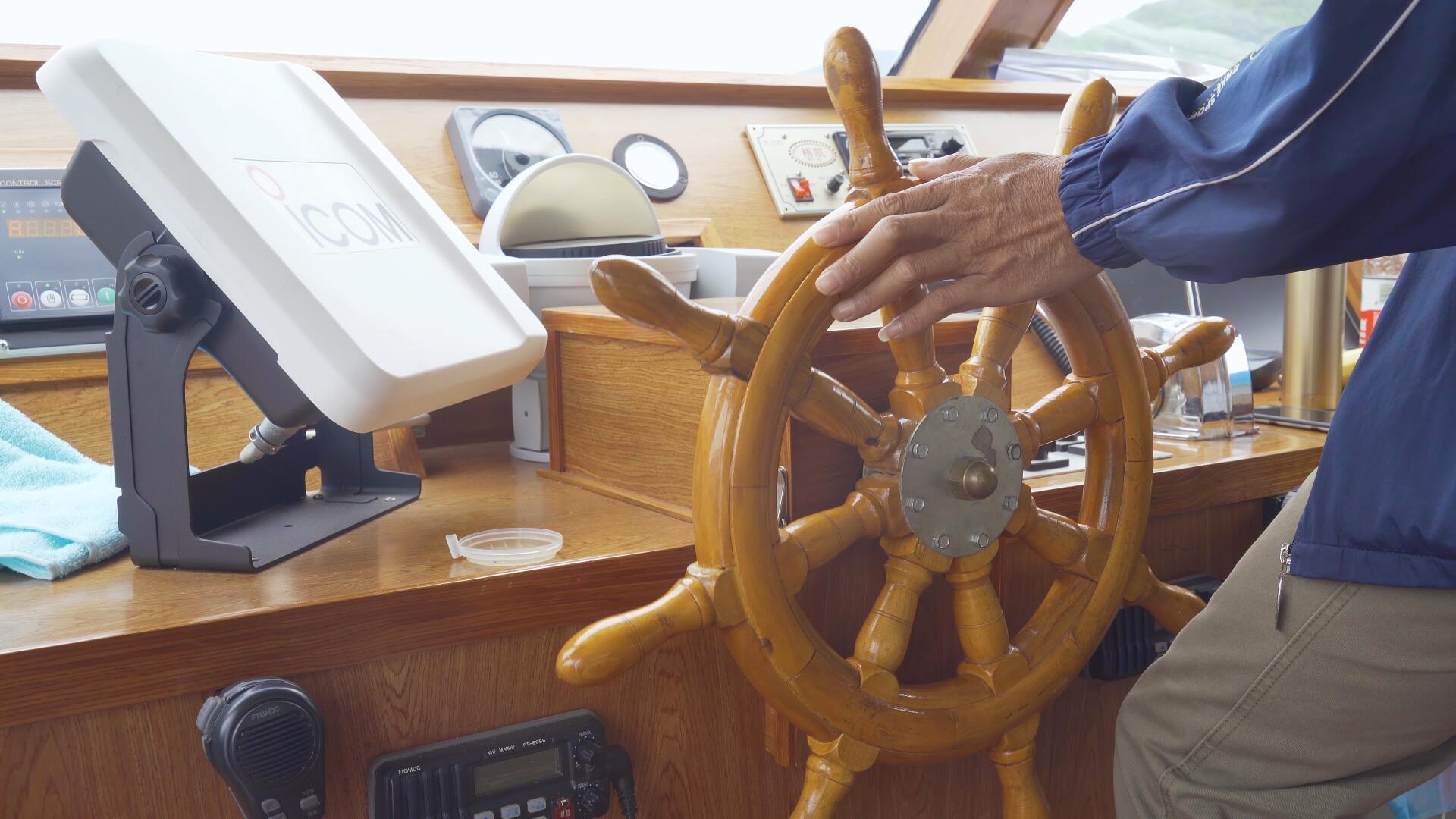 操控船舵驾驶轮船视频的预览图