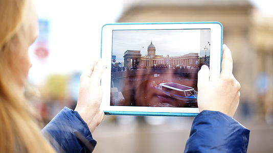在圣彼得斯堡拍摄Kazan大教堂妇女床垫的照片视频的预览图