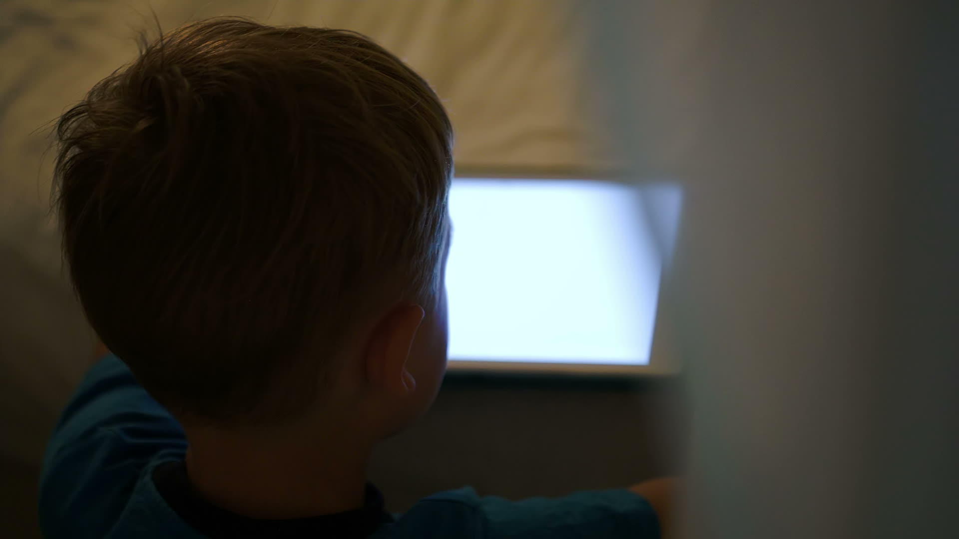 一个使用平板电脑的小男孩视频的预览图