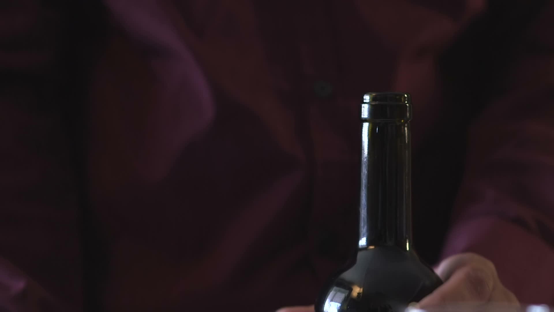 男人从一瓶红酒中取出软塞视频的预览图
