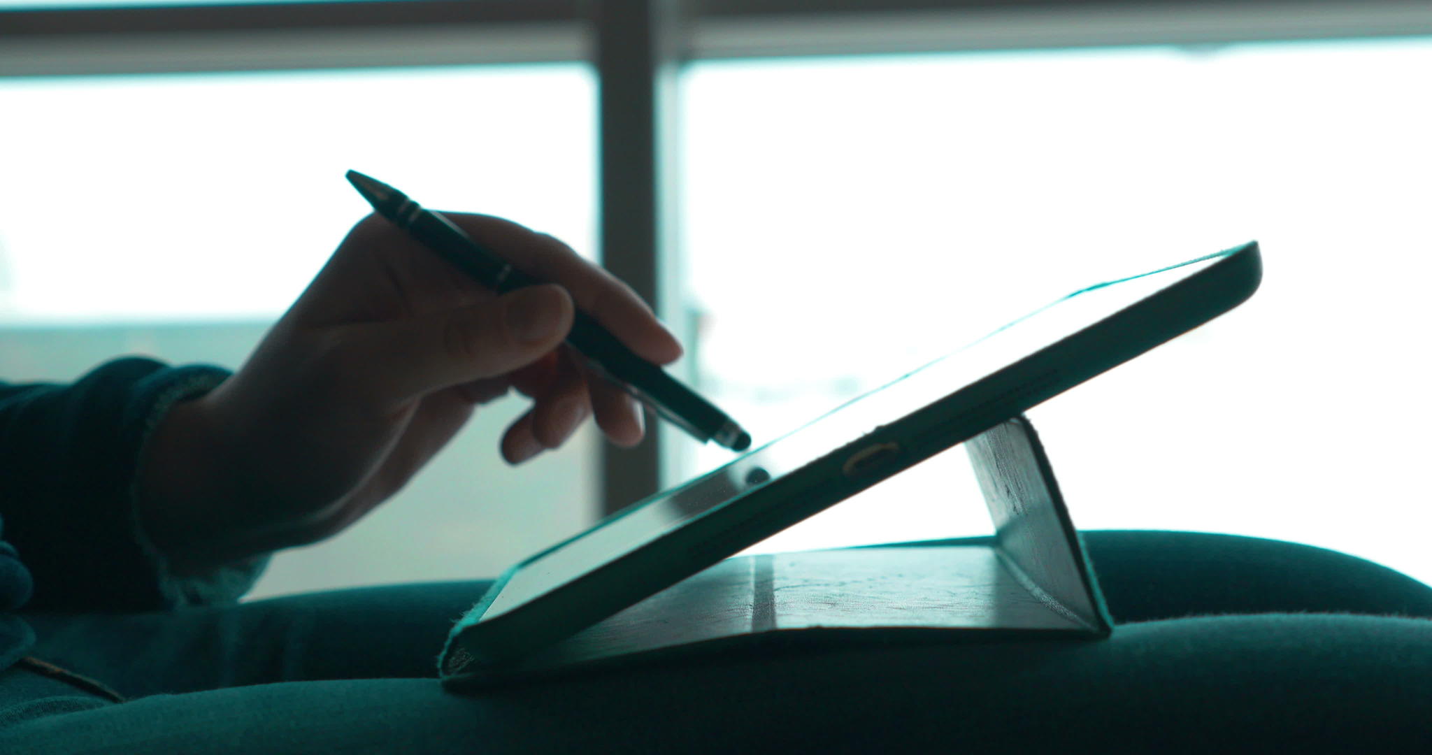 女性用笔和触摸垫一起工作视频的预览图