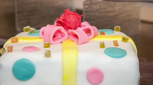 黑白蛋糕粉红玫瑰和黄色弓视频的预览图