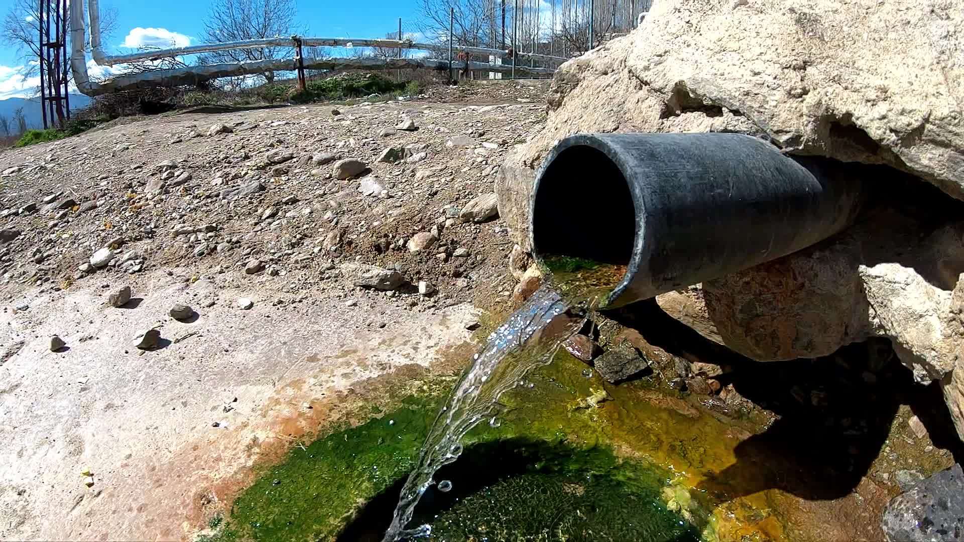 温暖的矿泉从塑料管里慢慢流下来视频的预览图