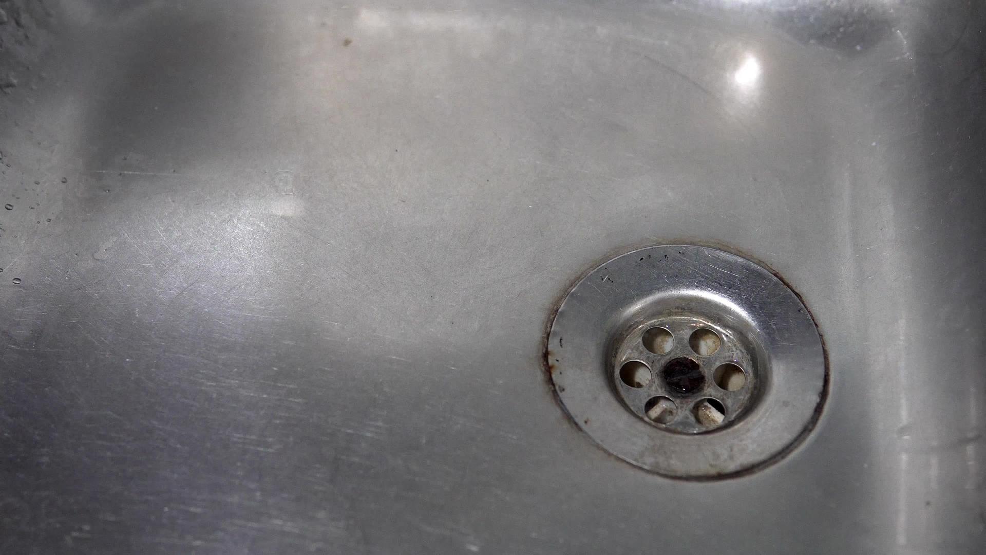 厨房水槽水滴的背景环视频的预览图