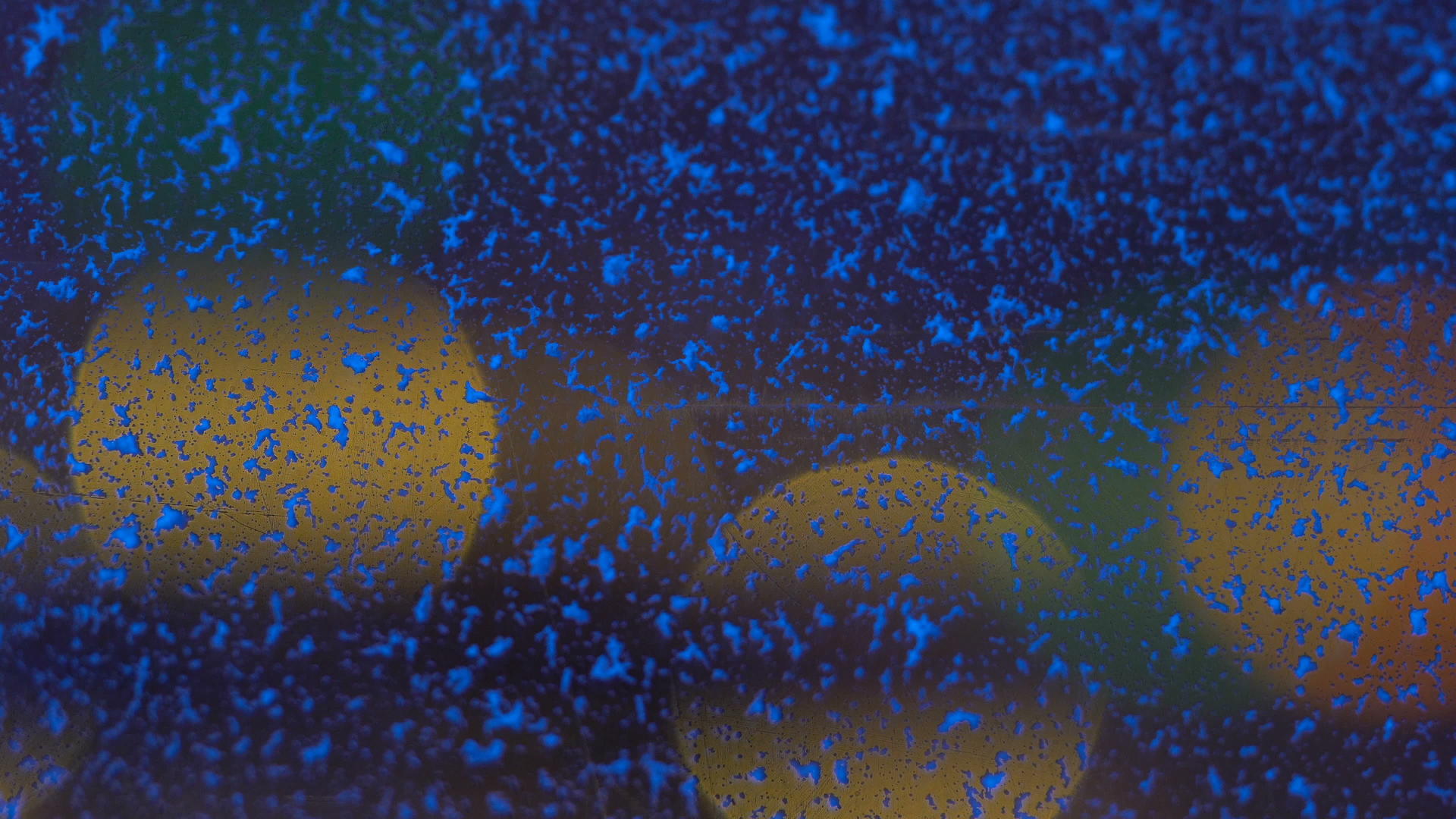 一个圆形彩色闪光器在肮脏的划痕表面k视频的预览图