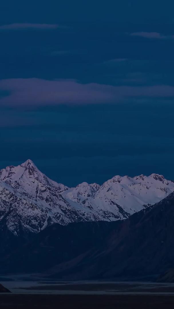 日出延迟的雪山山脉视频的预览图