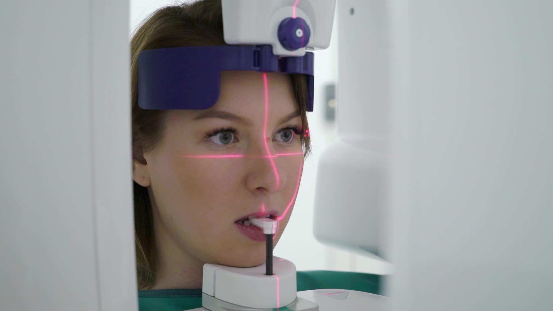 在医院医疗柜中使用X射线扫描仪的女性患者医生视频的预览图