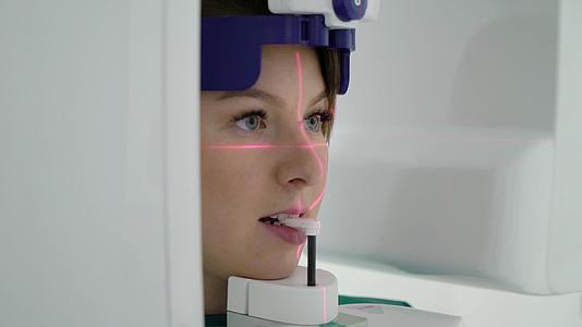在医院医疗柜中使用X射线扫描仪的女性患者医生视频的预览图