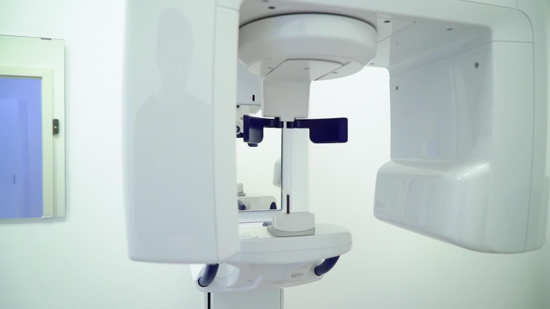 医院医疗柜内的x光机扫描仪医生在诊所工作视频的预览图