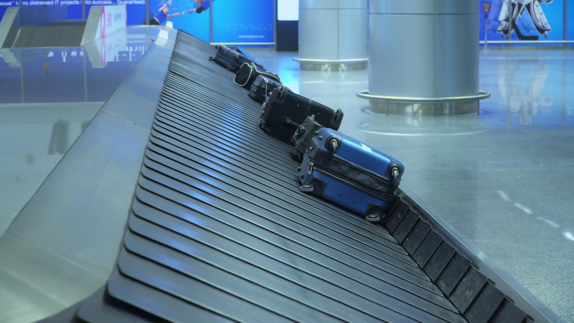 机场有很多行李箱视频的预览图