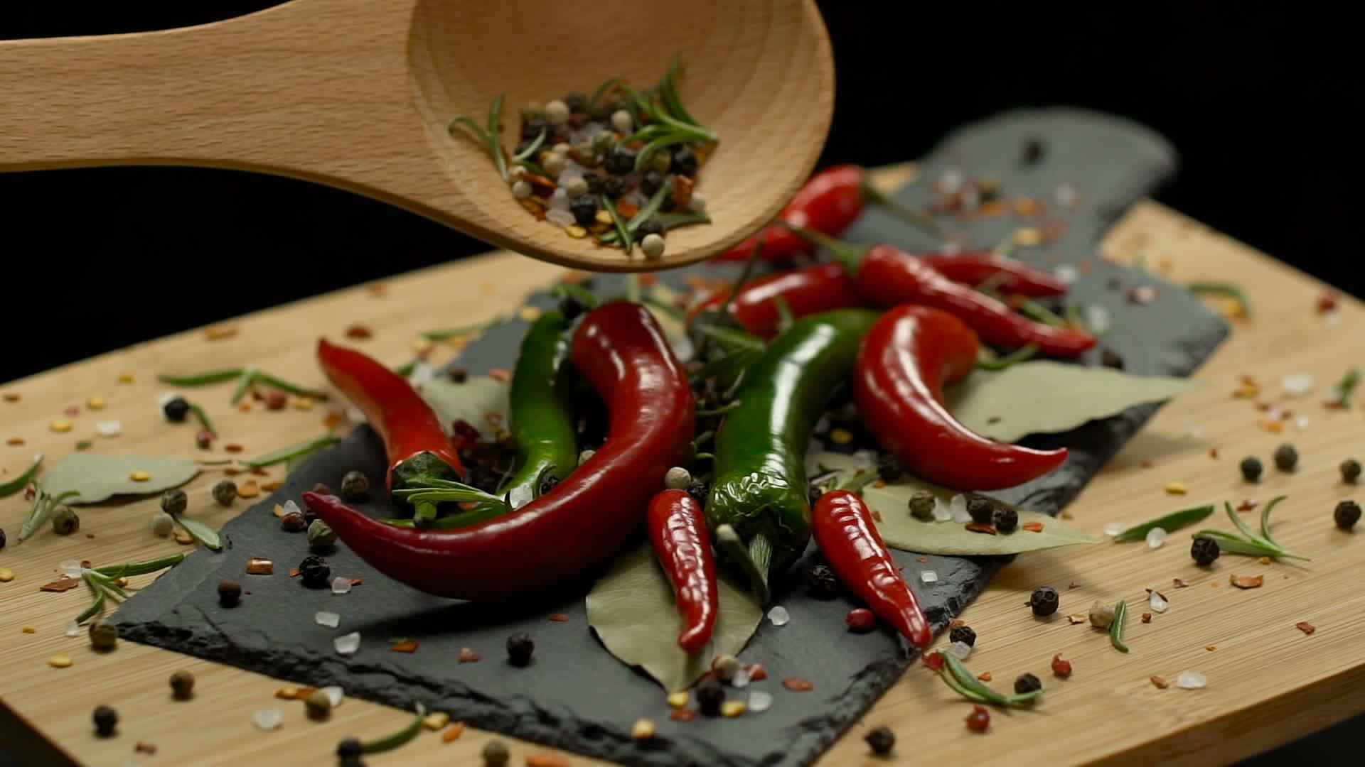 热辣椒上的木质香料汤匙慢慢地流动视频的预览图