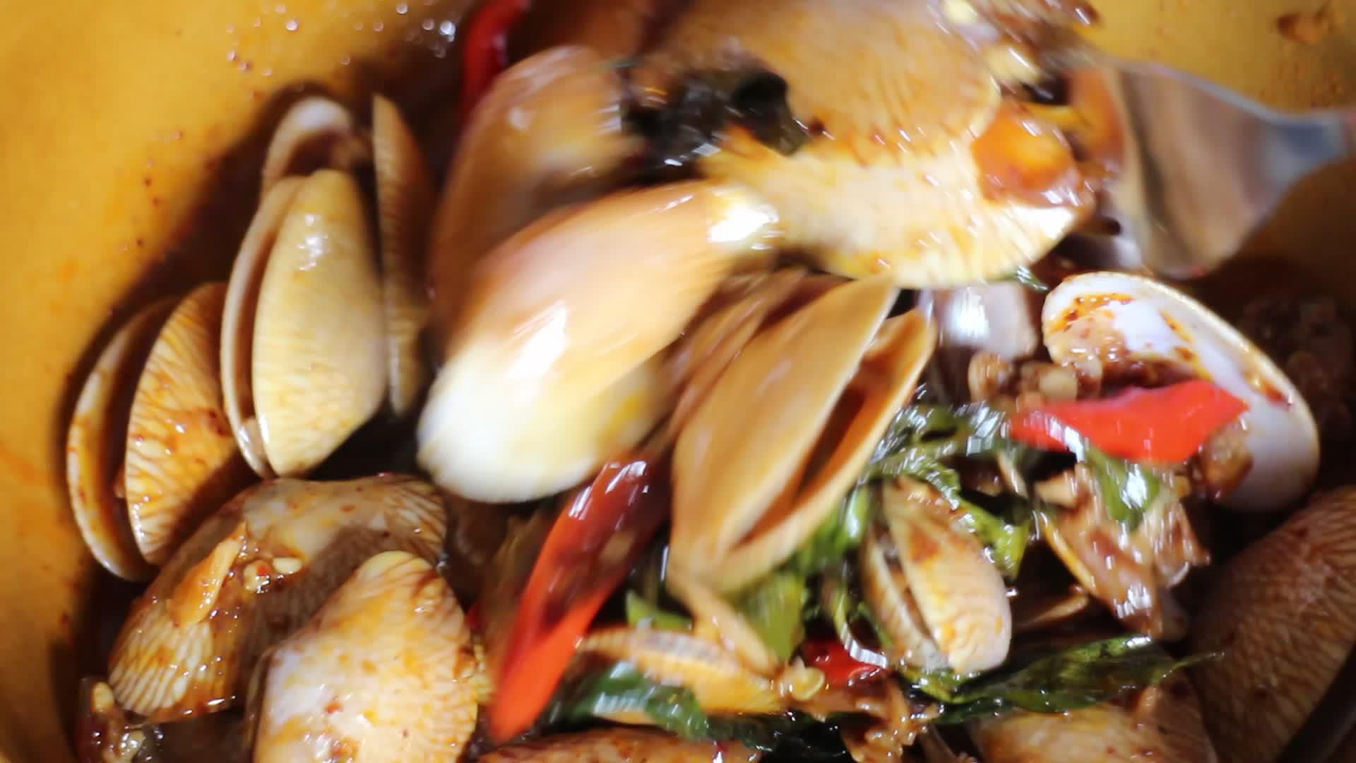 用甜辣的烤面包圈搅拌炸蛤蜊视频的预览图