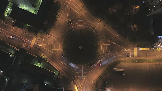 城市环路和夜间汽车交通绕过空中时间已经过去视频的预览图
