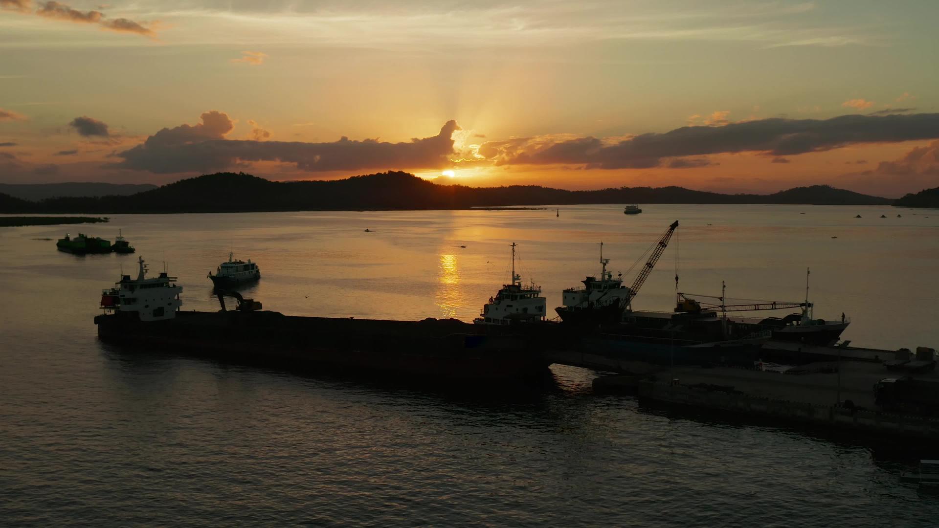 一个热带岛屿上有一个海港日落视频的预览图