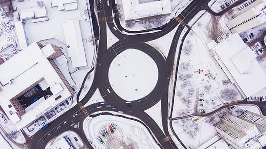 冬天城市和汽车的交通循环在十字路口从上到下垂直视频的预览图