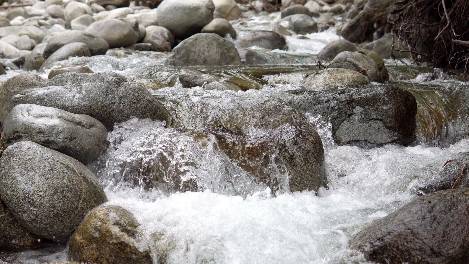 圆圆石岩山河流视频的预览图