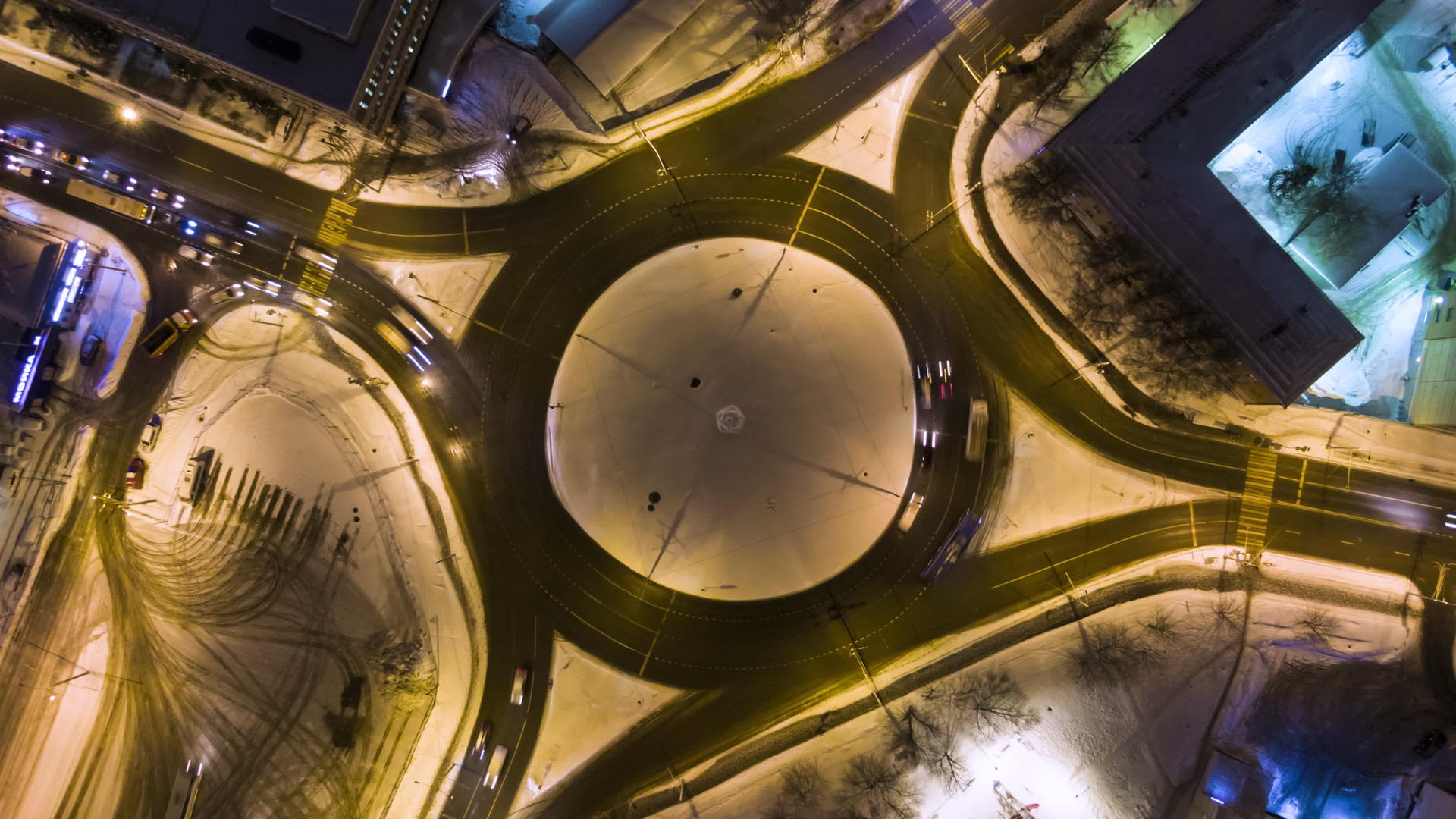 城市交通圈和冬夜汽车照明圆形交叉口空中垂直俯视图视频的预览图