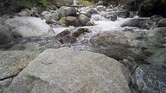 山、河、溪、圆石岩缓慢移动视频的预览图