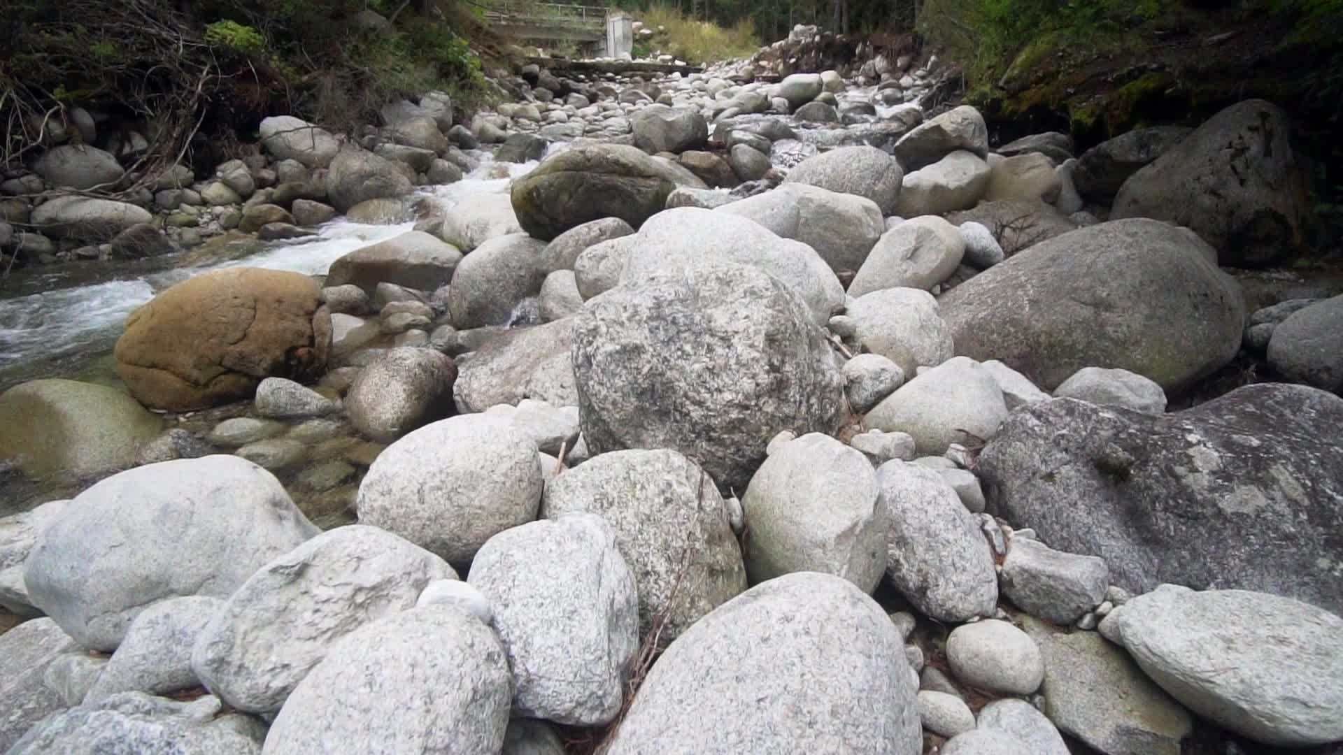 山、河、溪、圆石岩缓慢移动视频的预览图