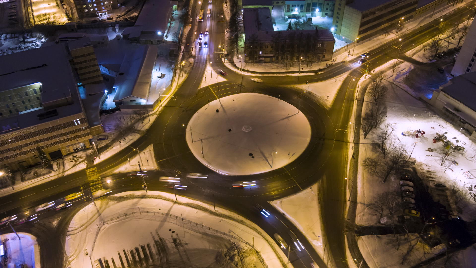 冬天的夜晚城市和汽车的交通循环明亮圆形交叉口垂直视频的预览图