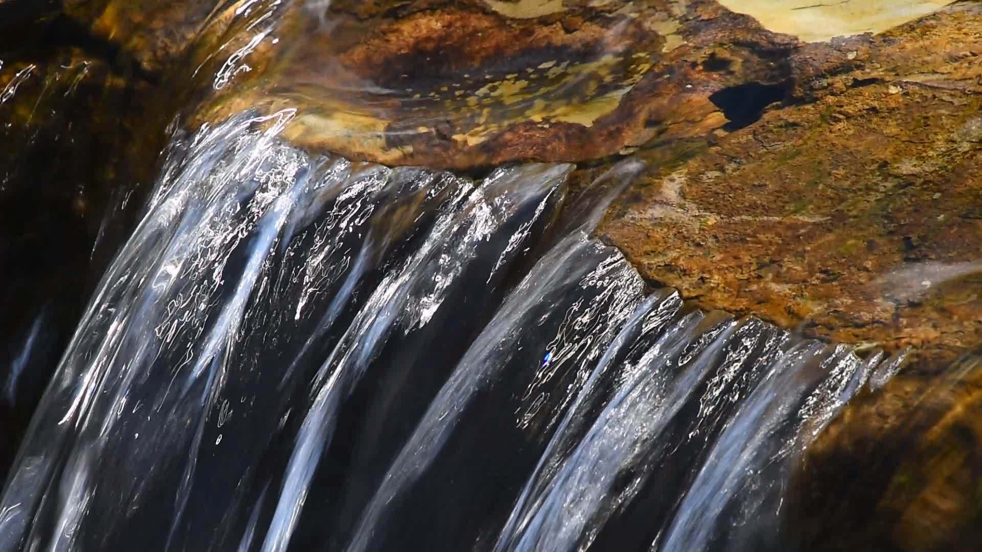 清澈的溪水有小裂缝视频的预览图