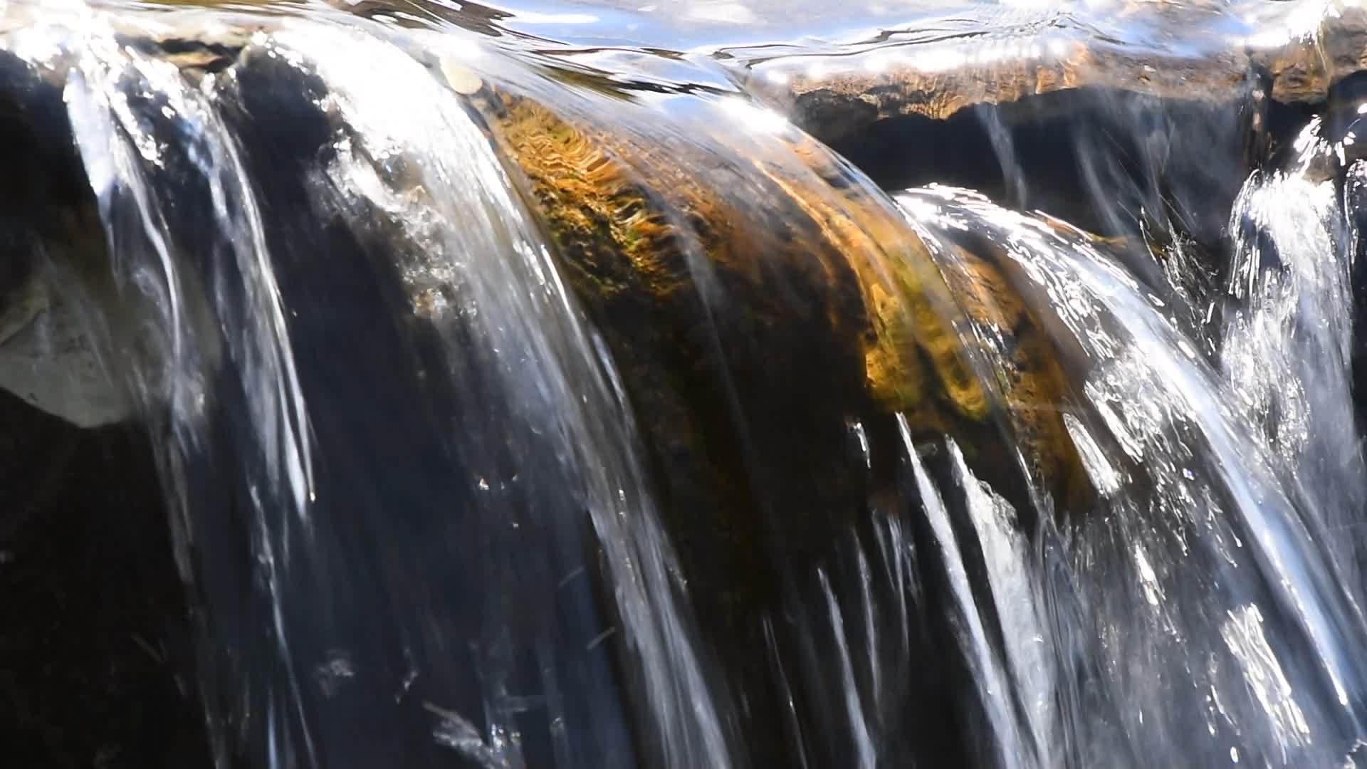 清澈的溪水有小裂缝视频的预览图