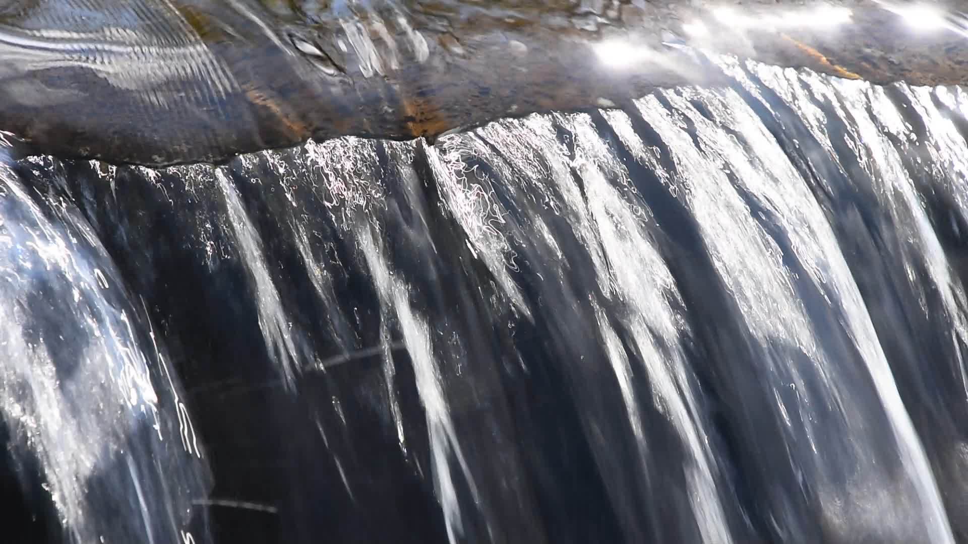 小裂口的溪水视频的预览图