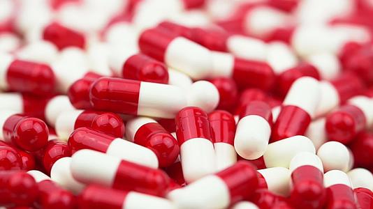 红色和白色抗生素胶囊丸从左到右滑动耐药概念抗生素视频的预览图