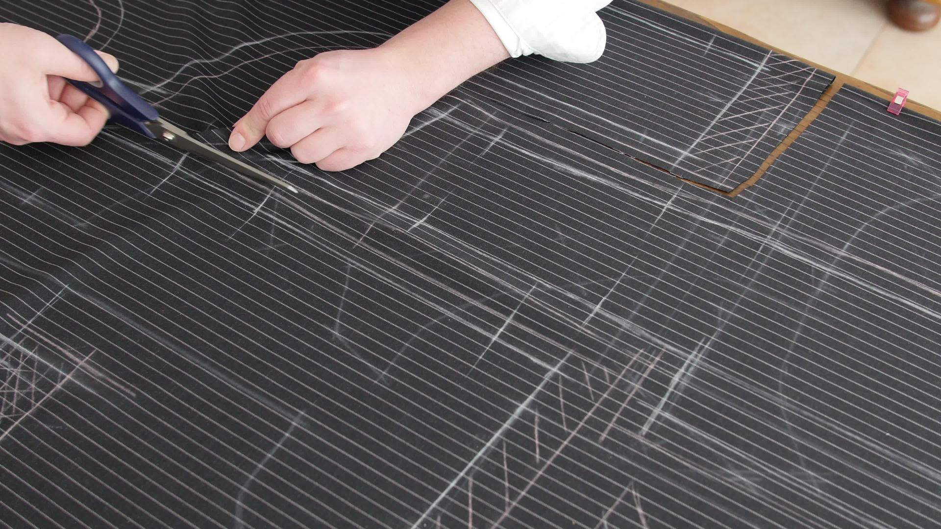 裁缝手与剪刀和西装纺织布一起工作视频的预览图