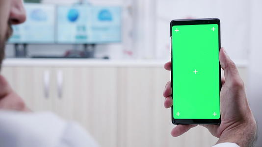 手机有绿色屏幕模型视频的预览图
