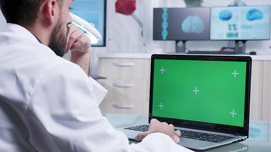 医护人员用绿屏笔记本电脑肩上拍摄的静态镜头视频的预览图