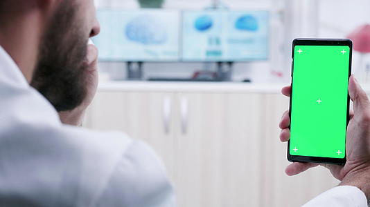 医护人员用绿屏智能手机拍摄多利镜头视频的预览图