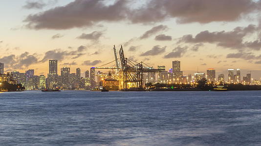 晚上迈阿密港口和迈阿密城市之间的天线间隔被放大视频的预览图