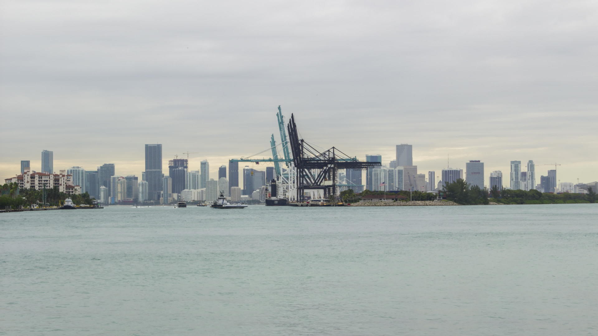 米阿米港和市中心的迈阿密在一个阴云密布的日子里过去了视频的预览图
