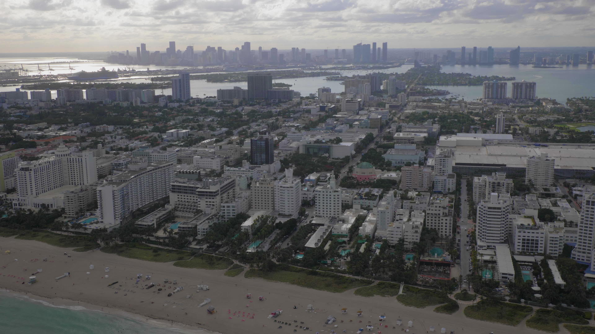 迈阿密海滩海洋和迈阿密市中心城市际线鸟瞰图美国直升机视频的预览图