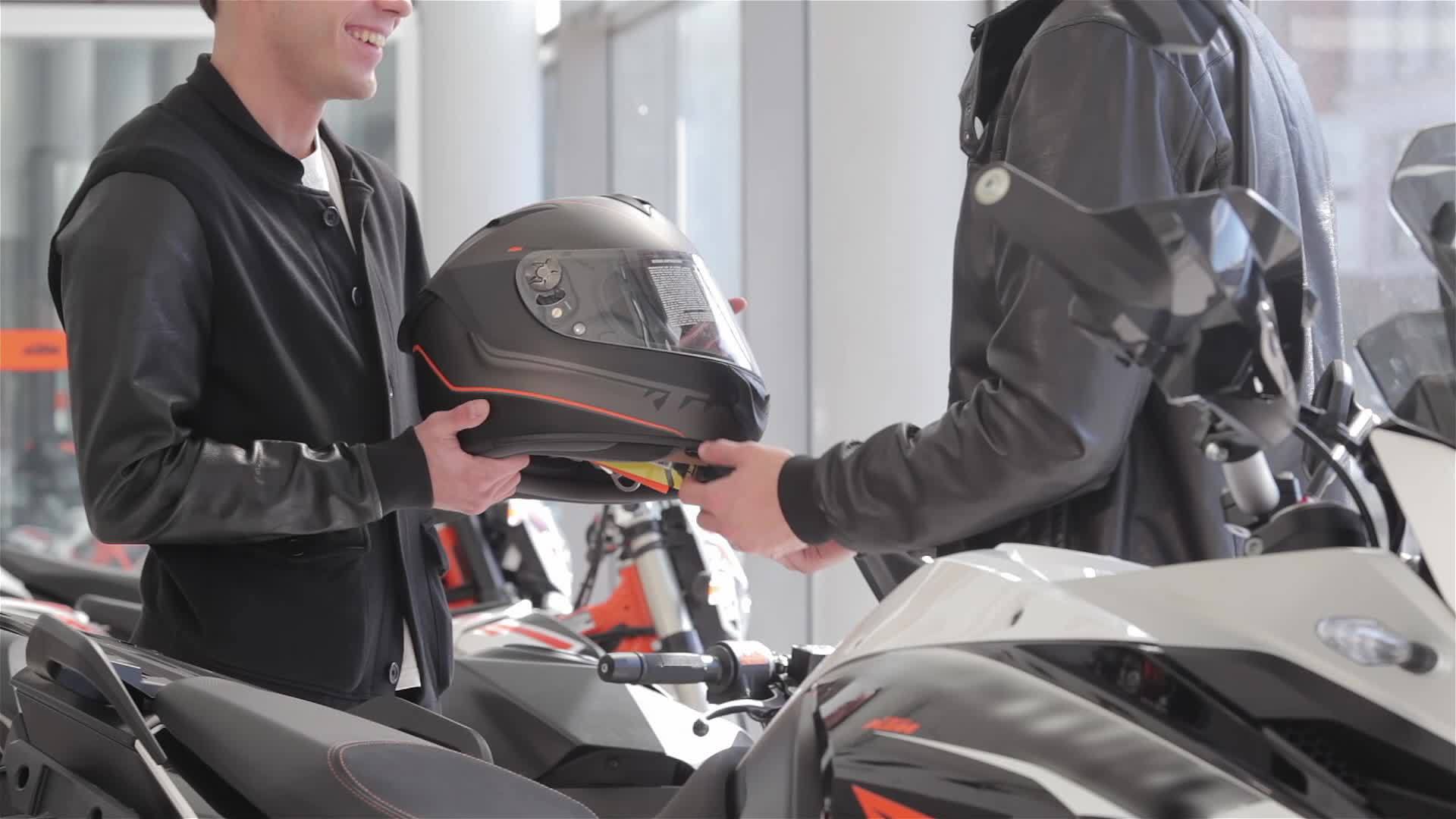 卖方向买方提供摩托车头盔视频的预览图