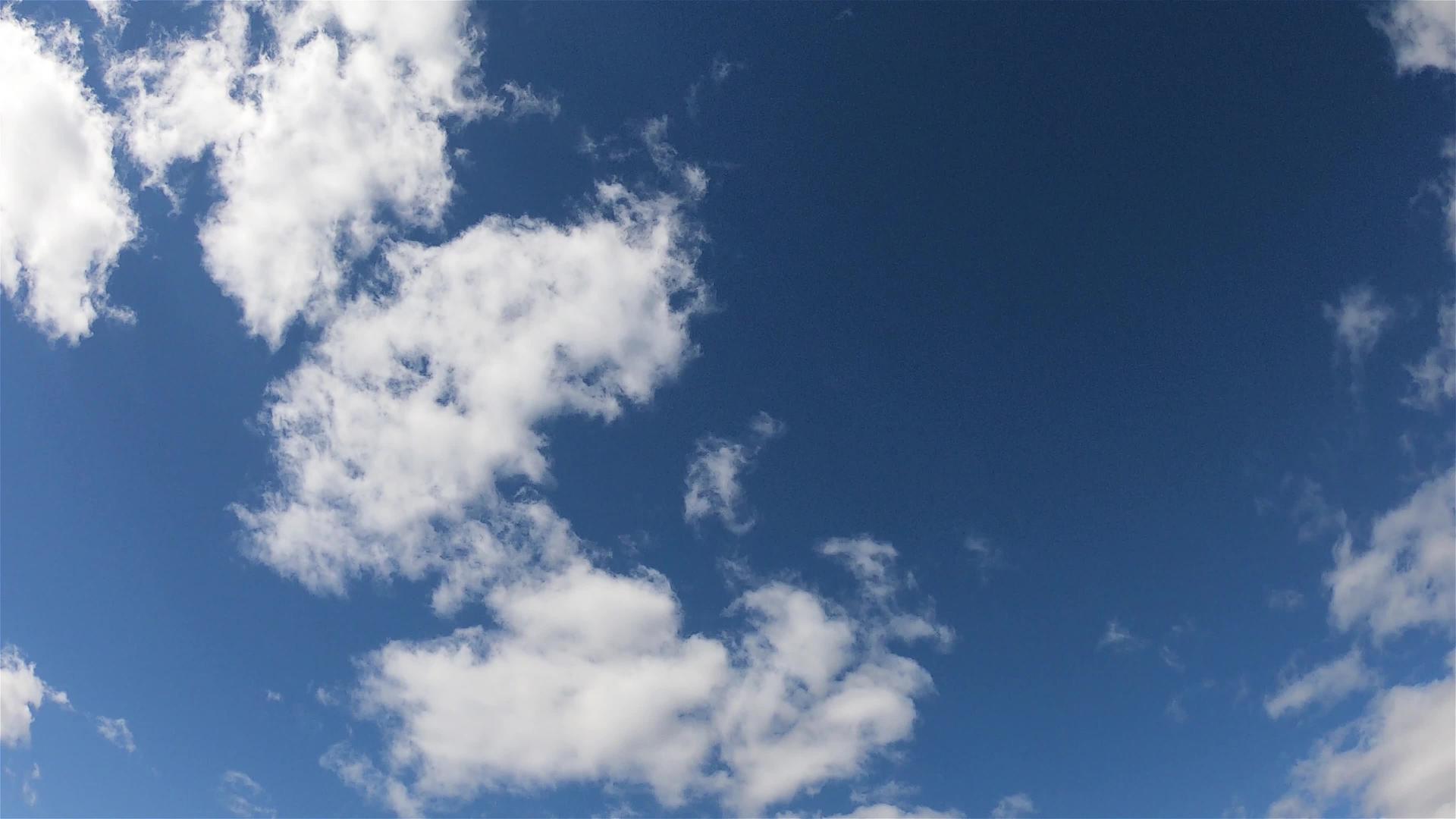 白云和蓝天的时空已经过去视频的预览图