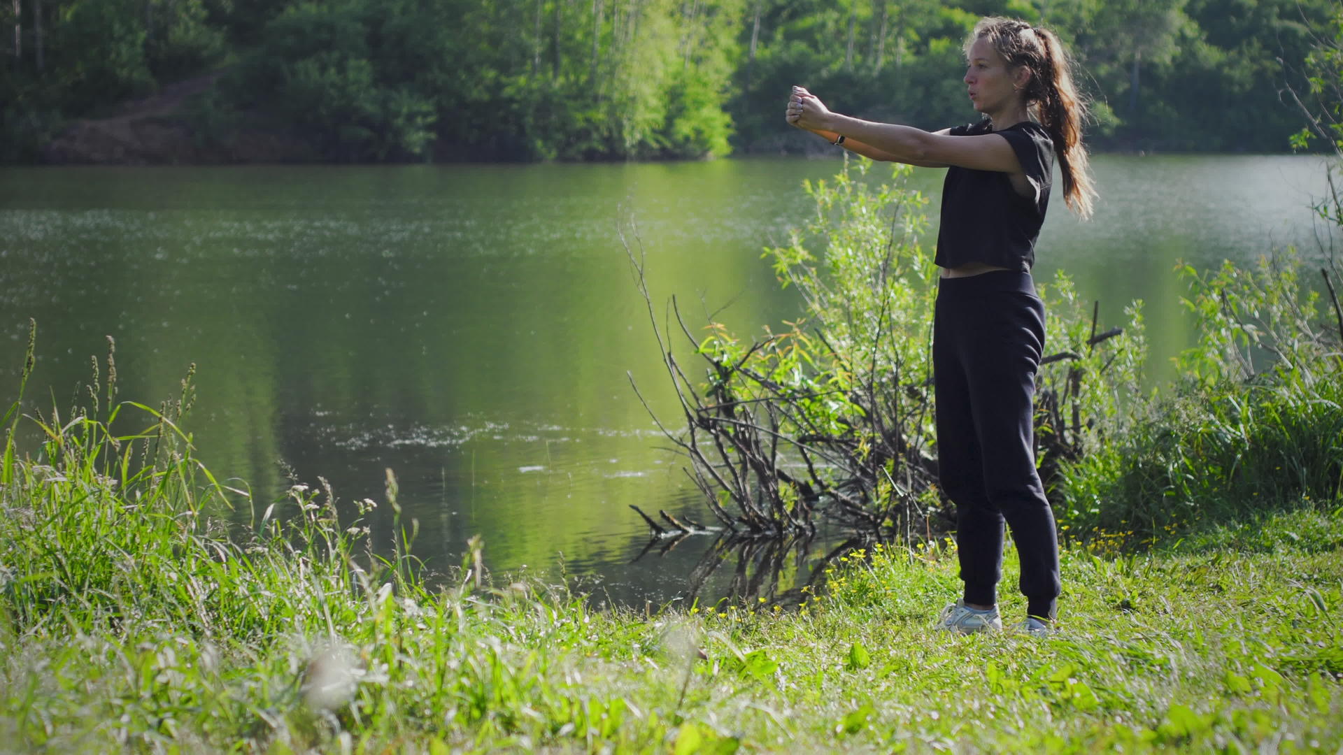 女人蹲在湖岸上视频的预览图